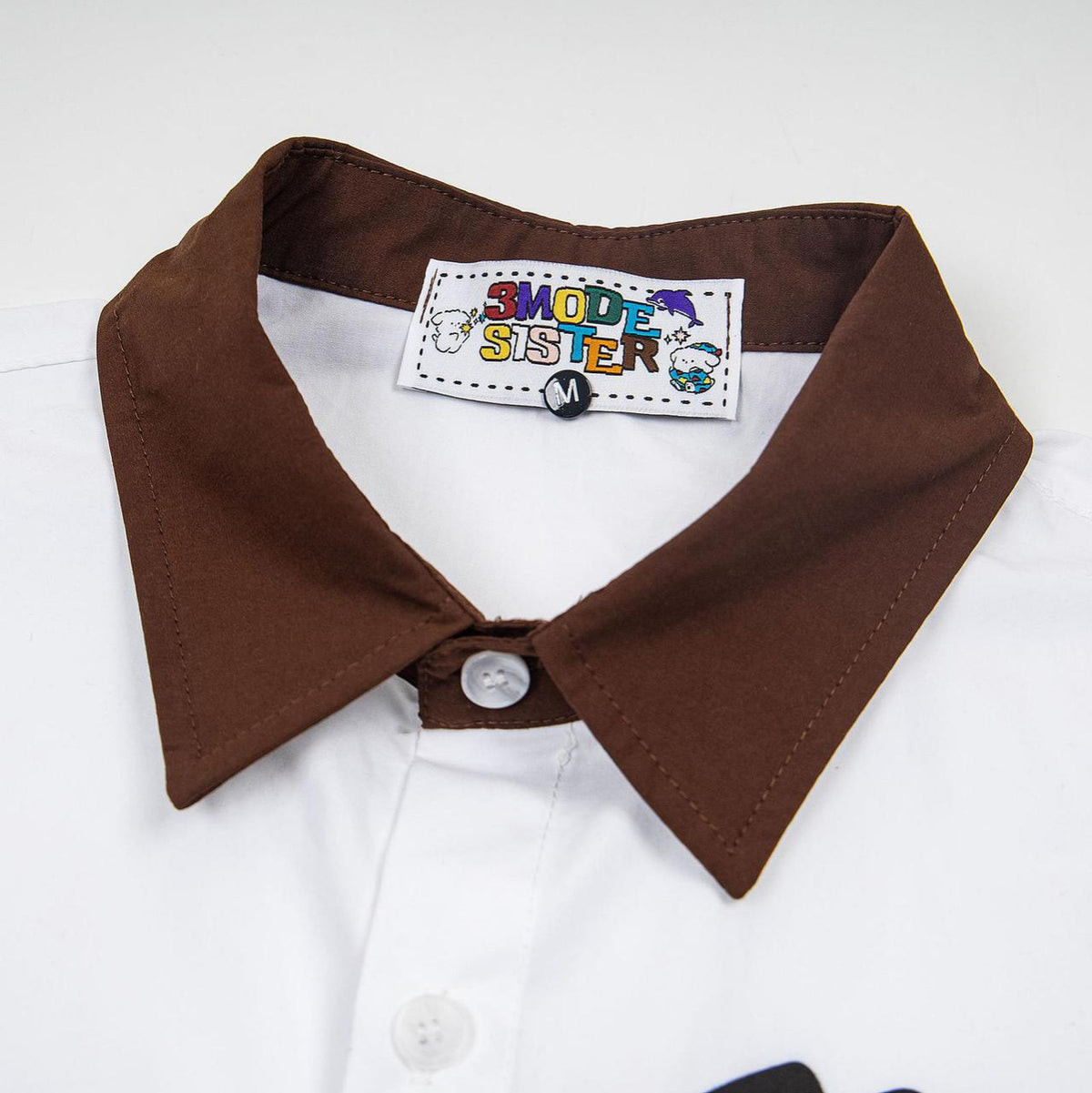 Cartoon puppy printed short-sleeve shirt with brown contrast collar, white body; 3MODE SISTER.