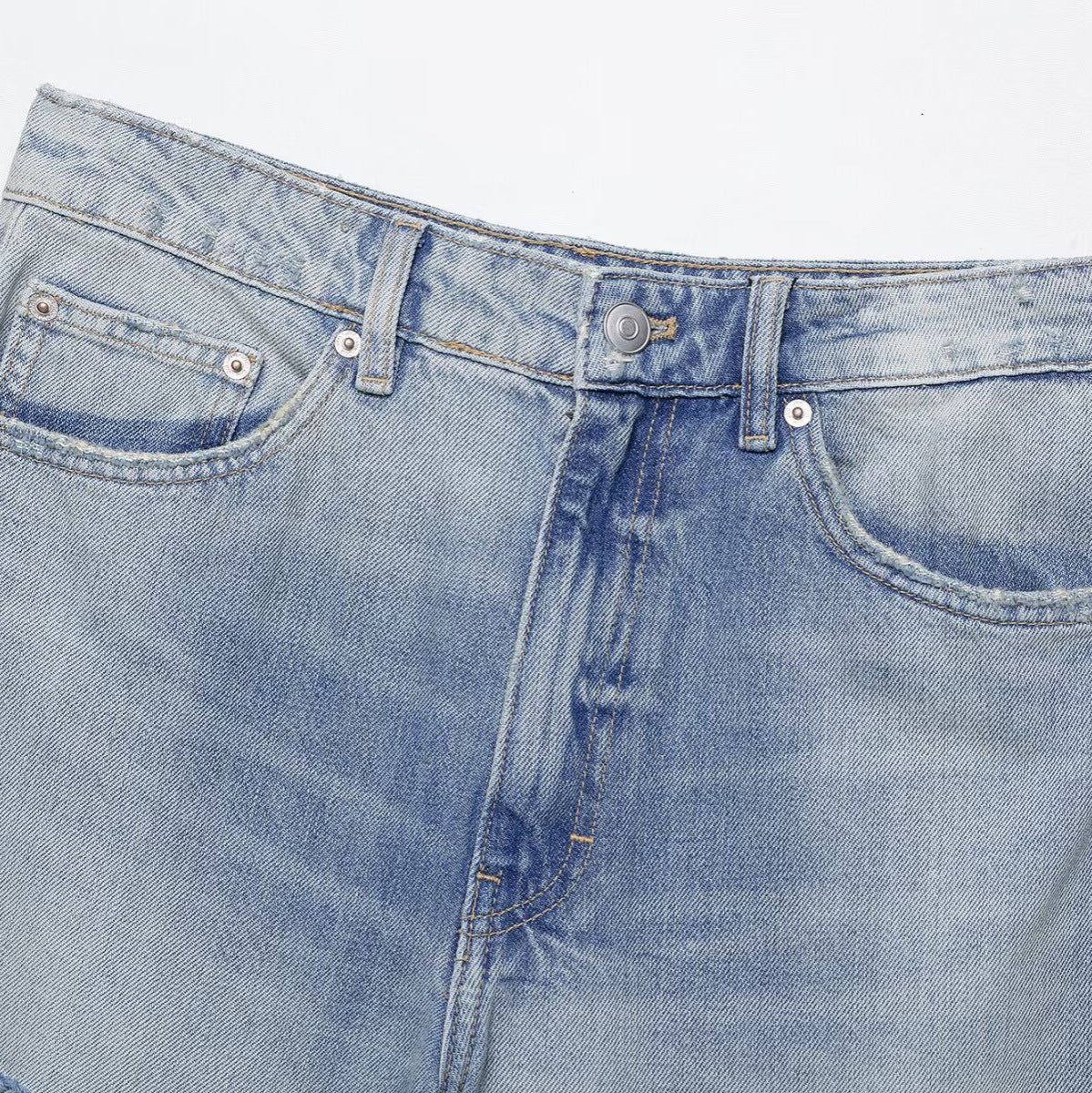 Loose denim casual shorts by eprolo in light blue denim with front pockets and metal button