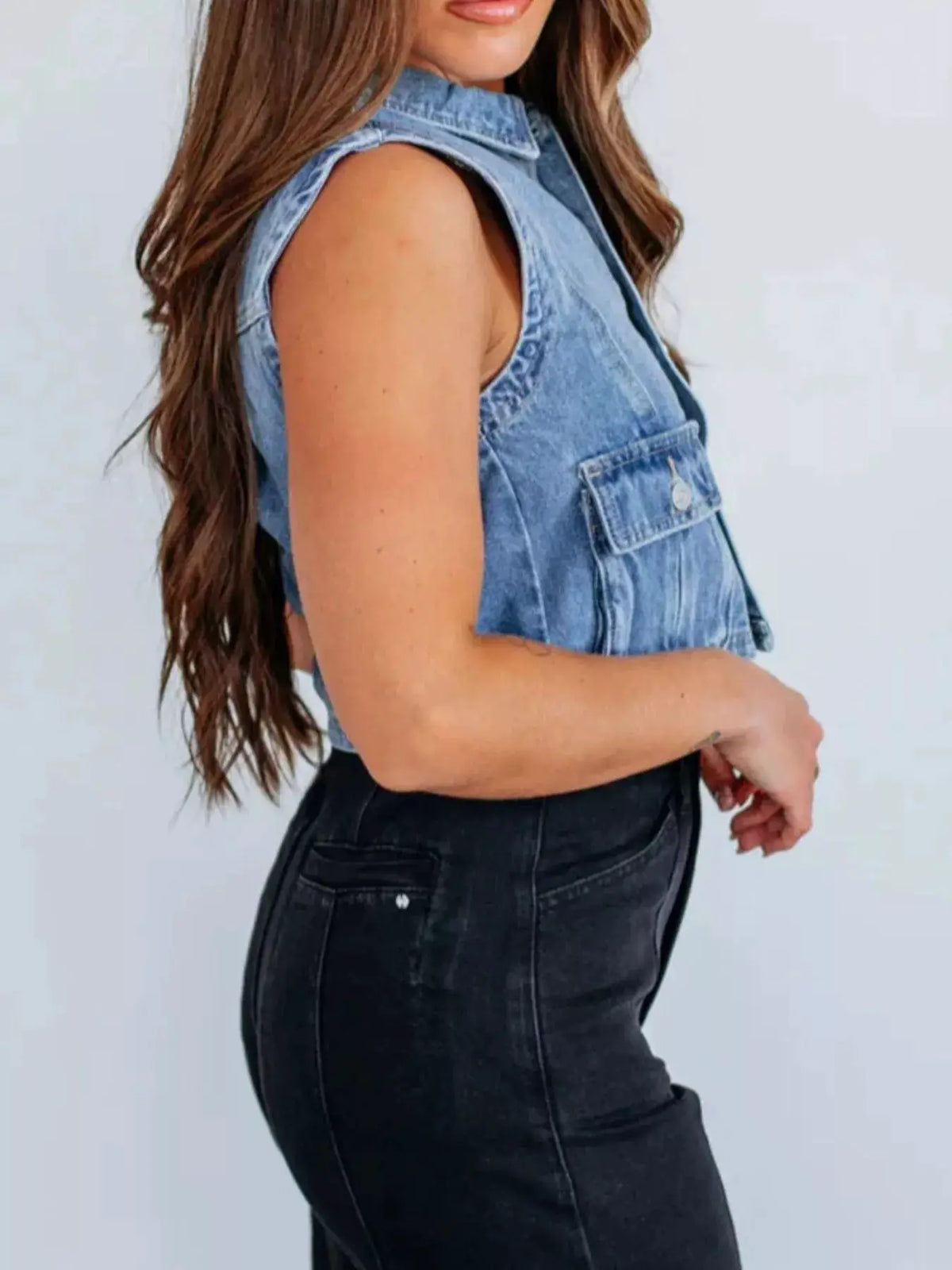 Trendsi sleeveless cropped light-wash denim vest with button-front for casual layering