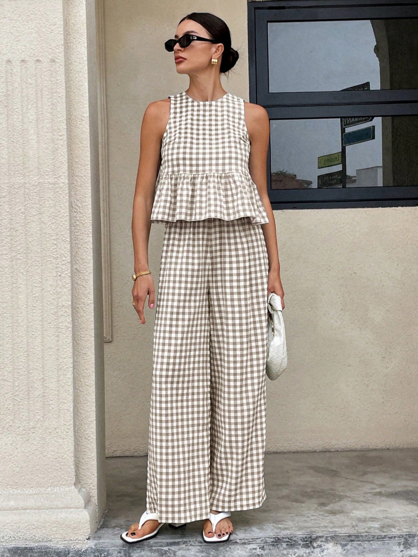 Conjunto de top sin mangas de cuello redondo con bajo de volantes y pantalón de pierna recta para mujer