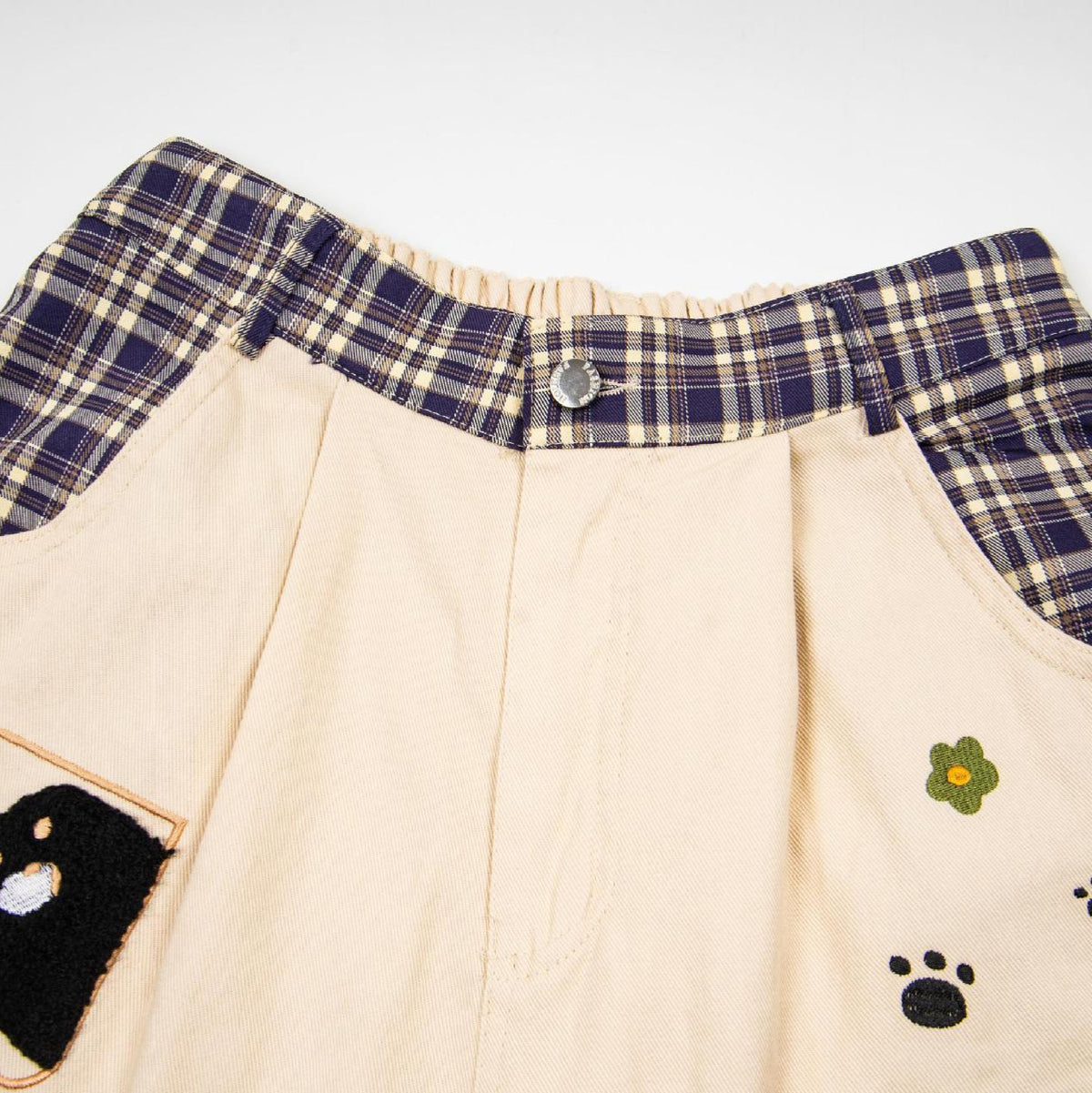 Cat-embroidered plaid waist shorts by eprolo; beige wide-leg shorts with navy plaid waistband and cute patches.