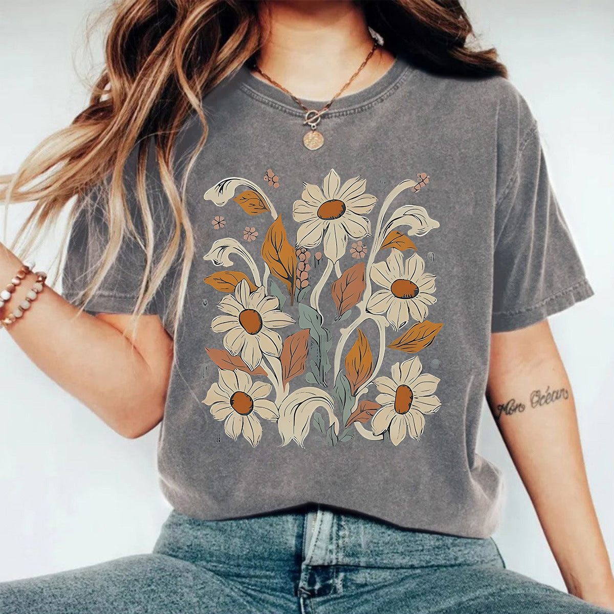 Camiseta lavada y usada con camiseta estampada