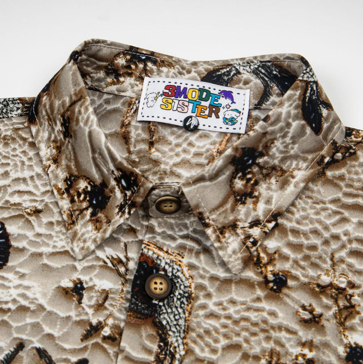 Deer short sleeve shirt in tan desert camo pattern with brown buttons