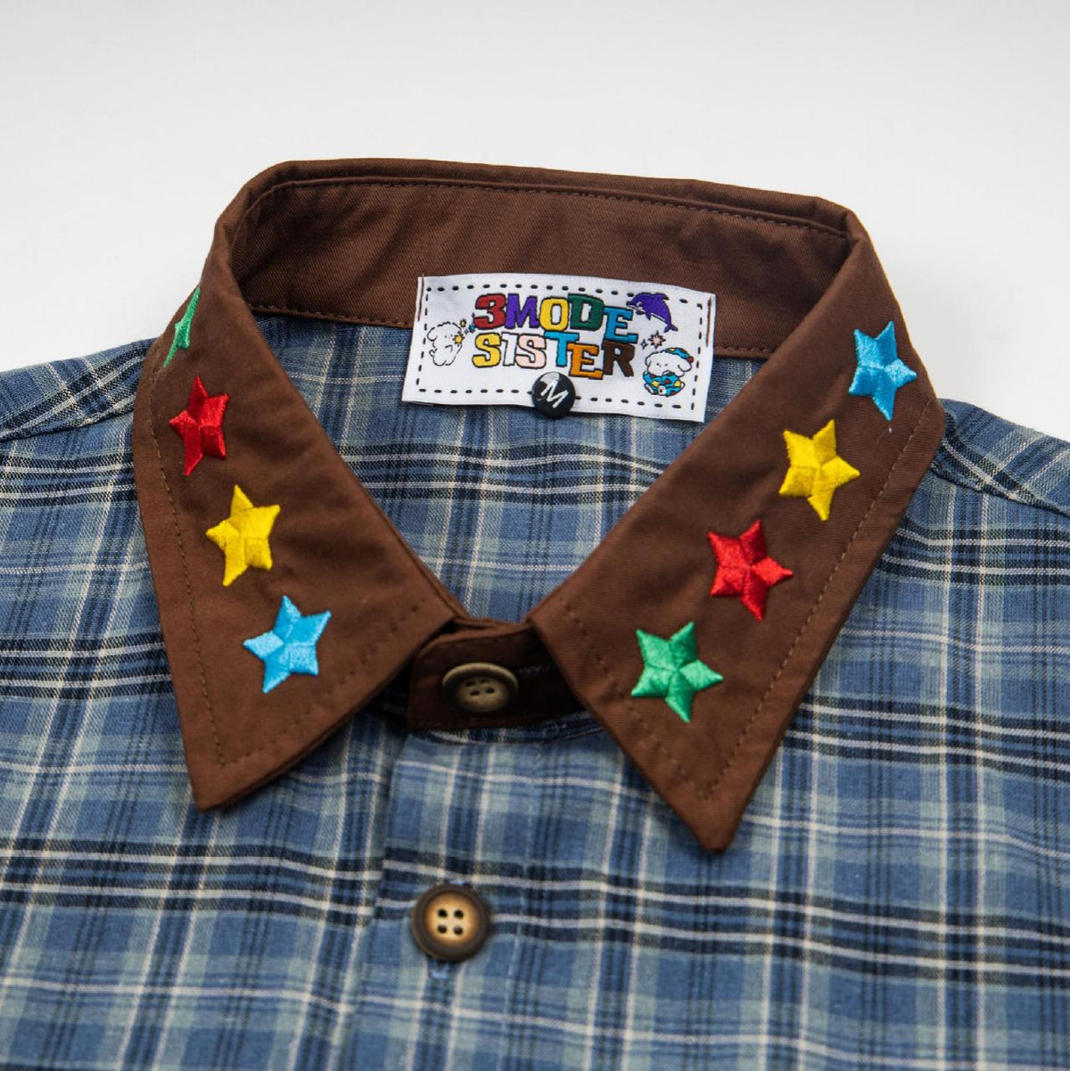 Letter butterfly embroidered short-sleeve shirt with brown collar and multicolored star embroidery on blue plaid fabric