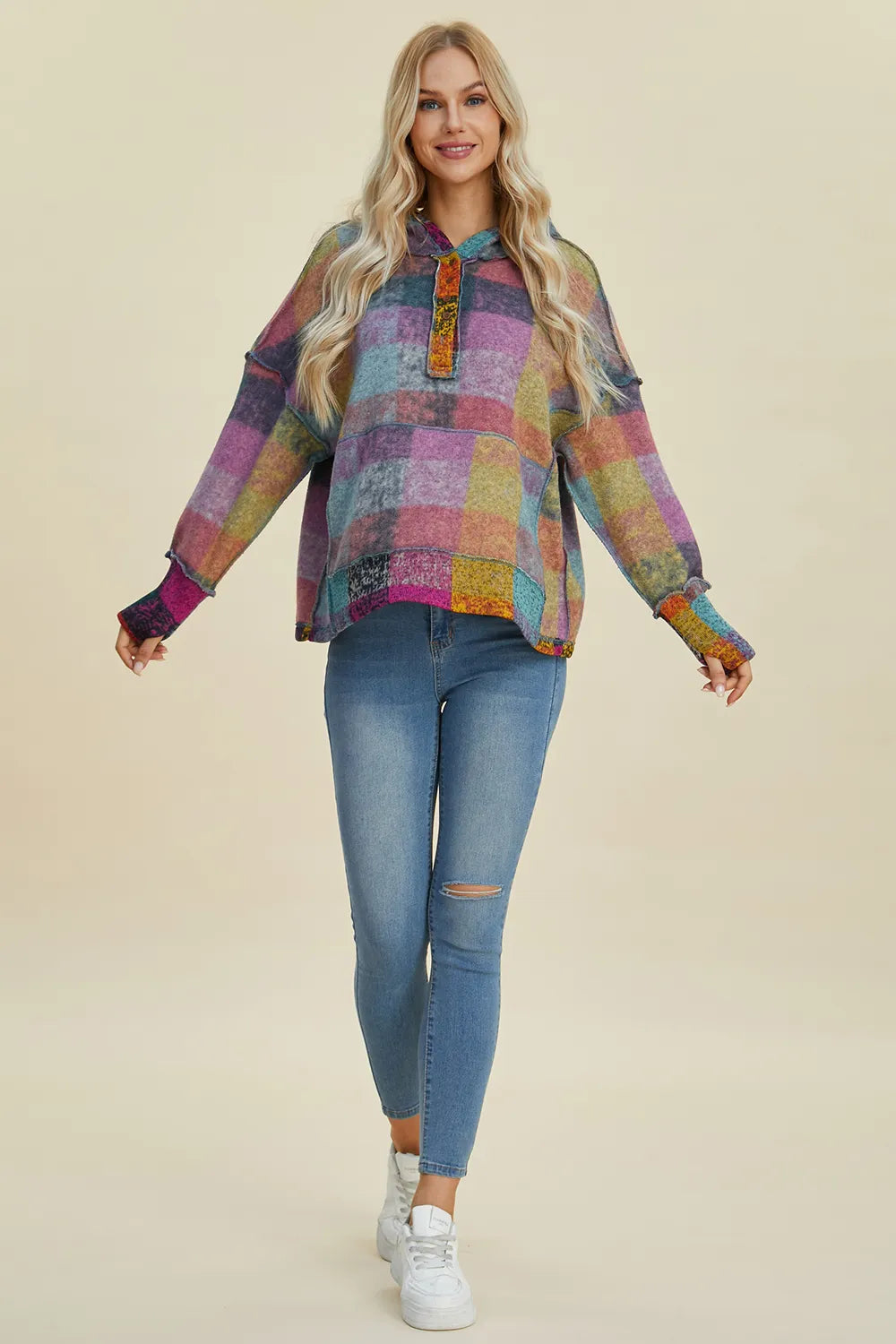 Hoodie plus-size plaid fleece with dropped shoulders and hood, multicolor patchwork, front pocket.