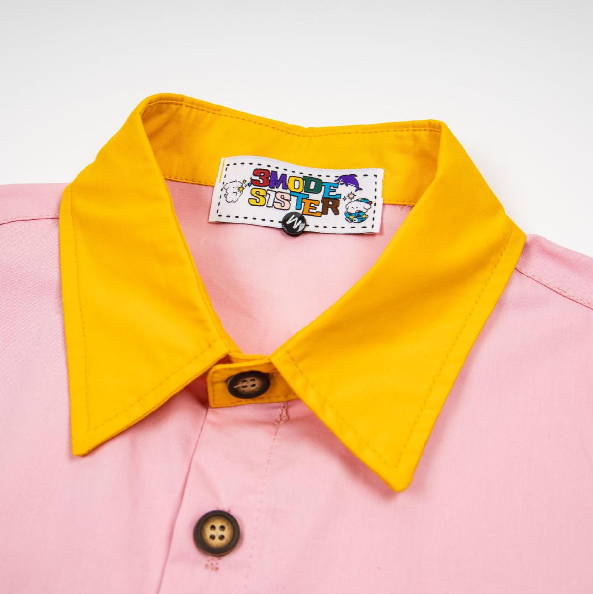 Cute little girl embroidered short-sleeved pink shirt with a bright yellow collar; features a 3MODE SISTER label.