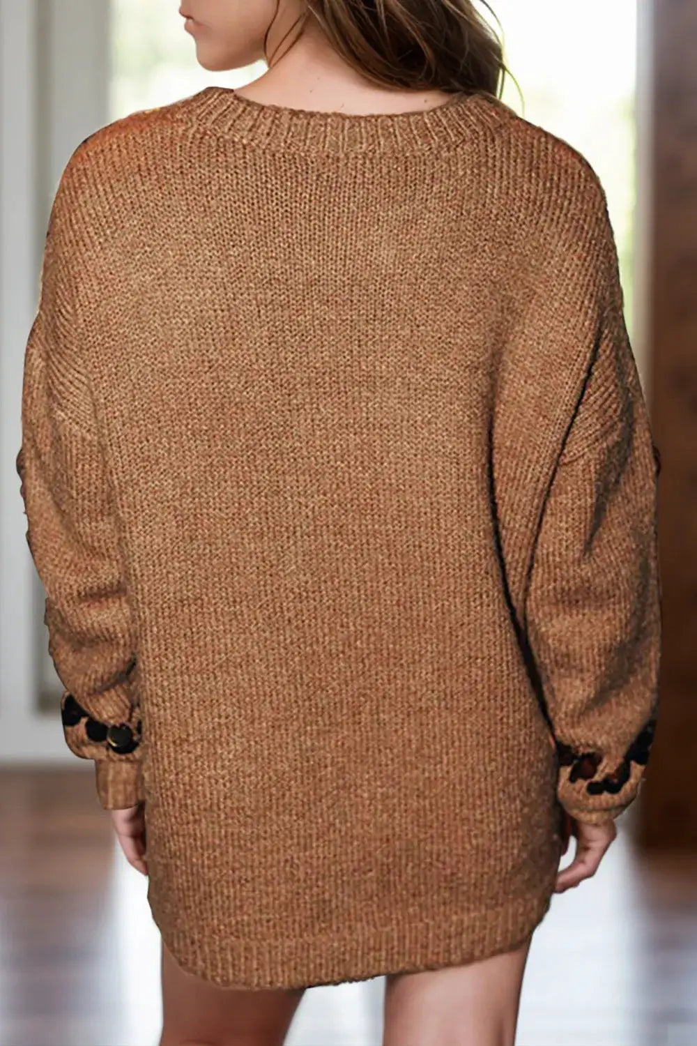 Long-sleeve brown knit sweater with round neckline and cuff-button details