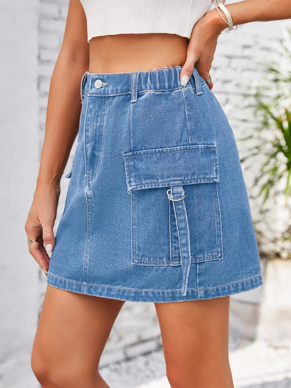 Pocketed denim skirt, light blue, with front cargo pocket and metal D-ring
