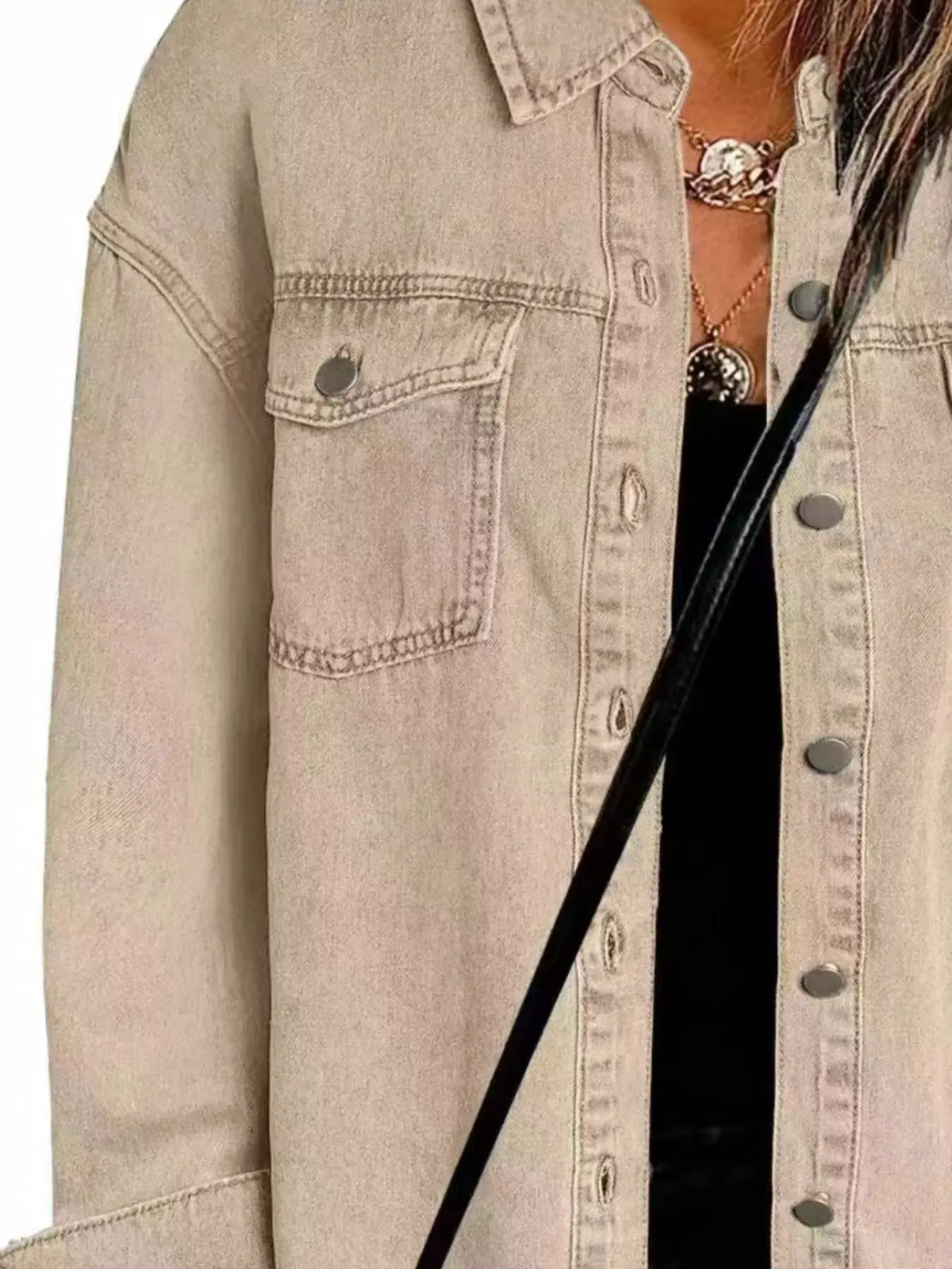Denim jacket in beige with a frayed hem, button-up front and side pockets