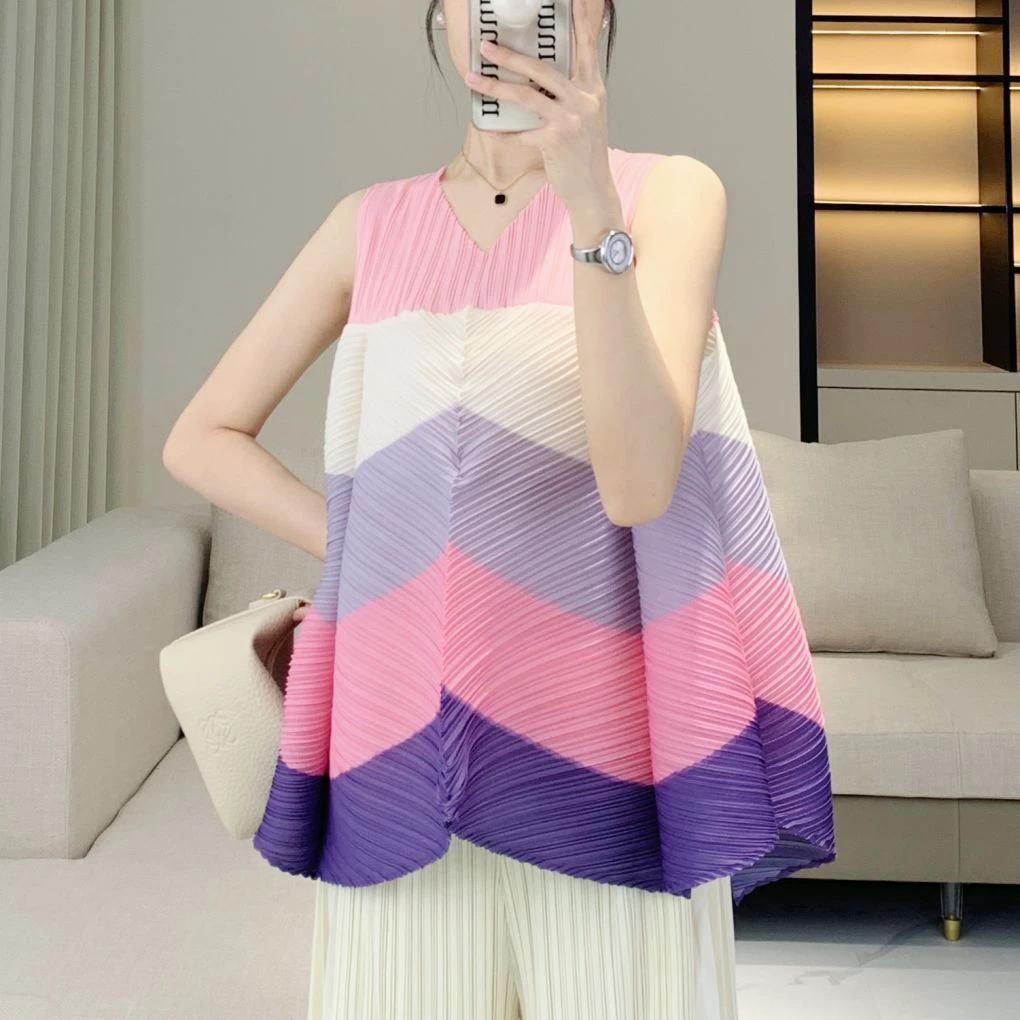 V-neck color blocked loose pleated top with youthful and stylish style, versatile sleeveless T-shirt for women by eprolo