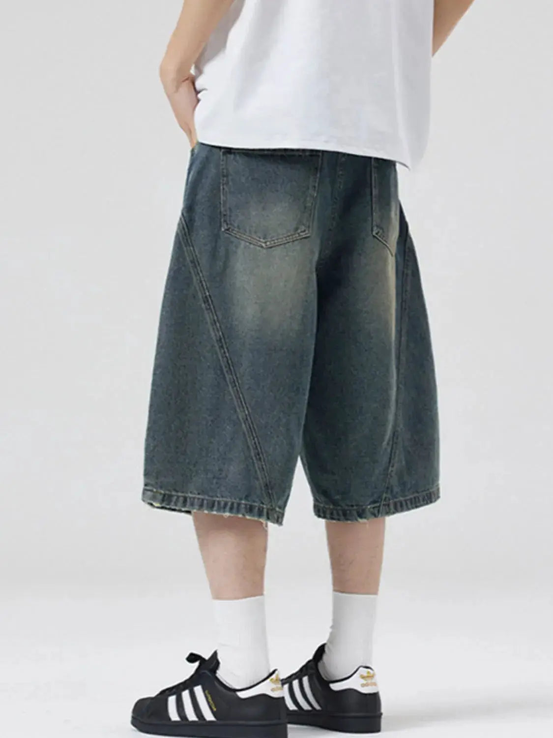 Men's vintage washed denim Bermuda shorts with stretch cotton in dark indigo, knee-length.