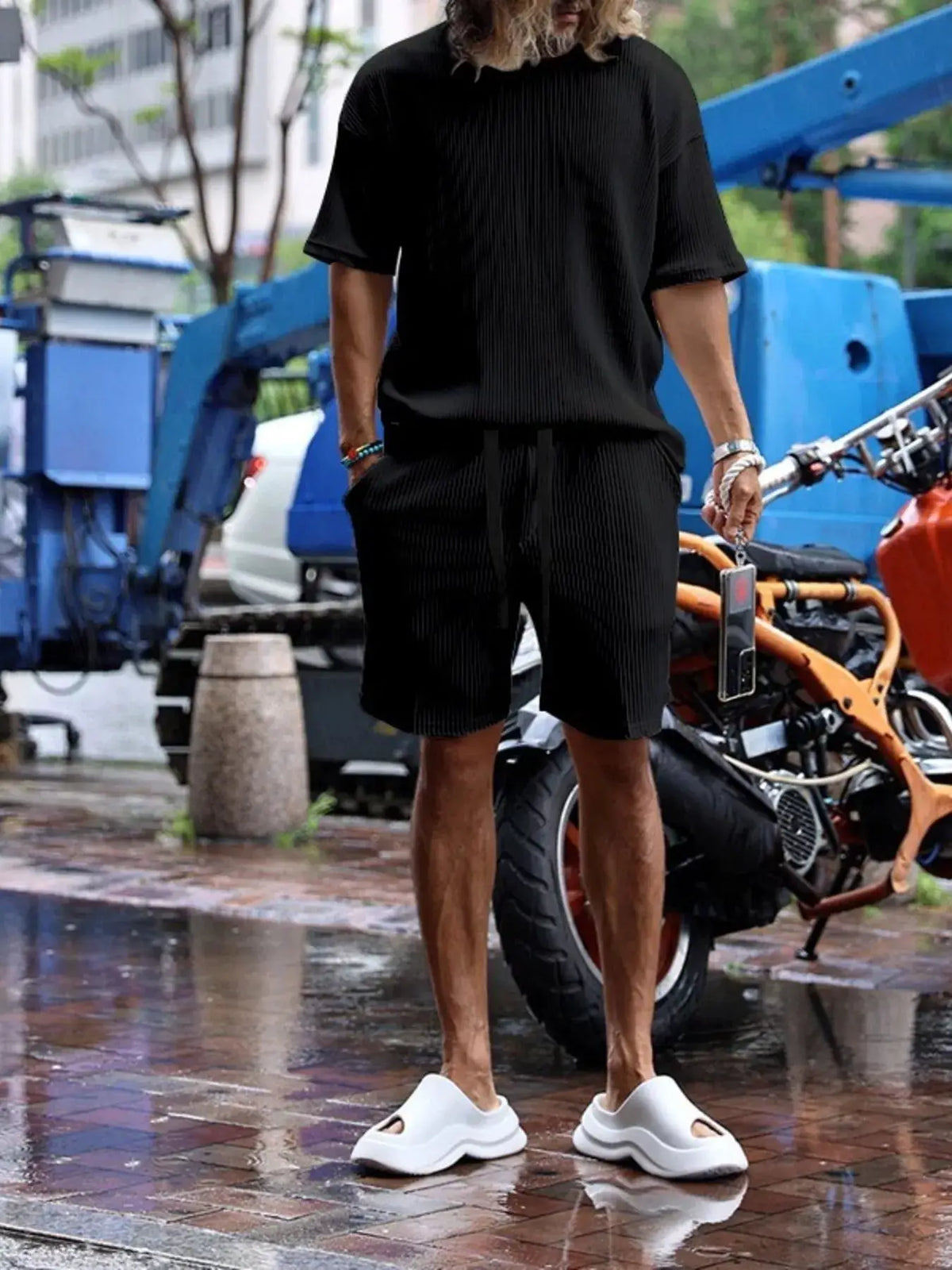 Men's short-sleeve top and shorts set with drawstring pockets in black by Trendsi