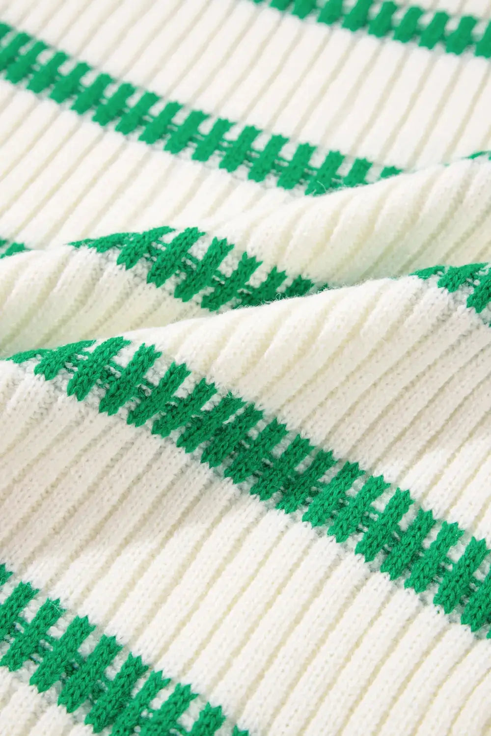 Sweater vest in white knit with green stripes, soft ribbed knit.