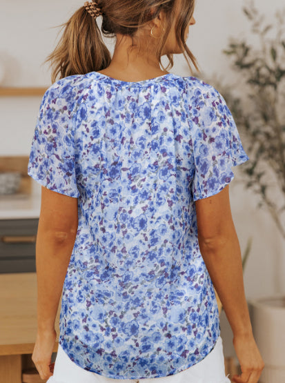 Blusa de verano floral azul con cuello en V y manga con volantes