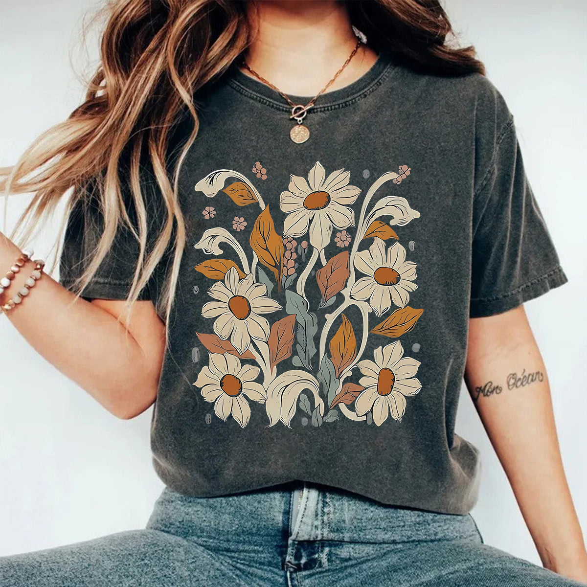 Camiseta lavada y usada con camiseta estampada