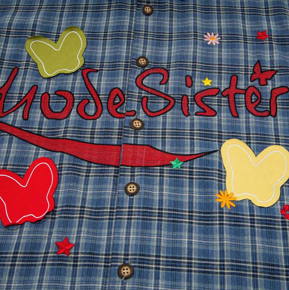 Camisa de manga corta bordada con mariposas y letras