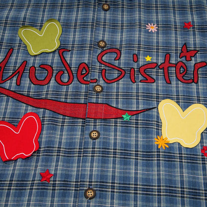 Camisa de manga corta bordada con mariposas y letras