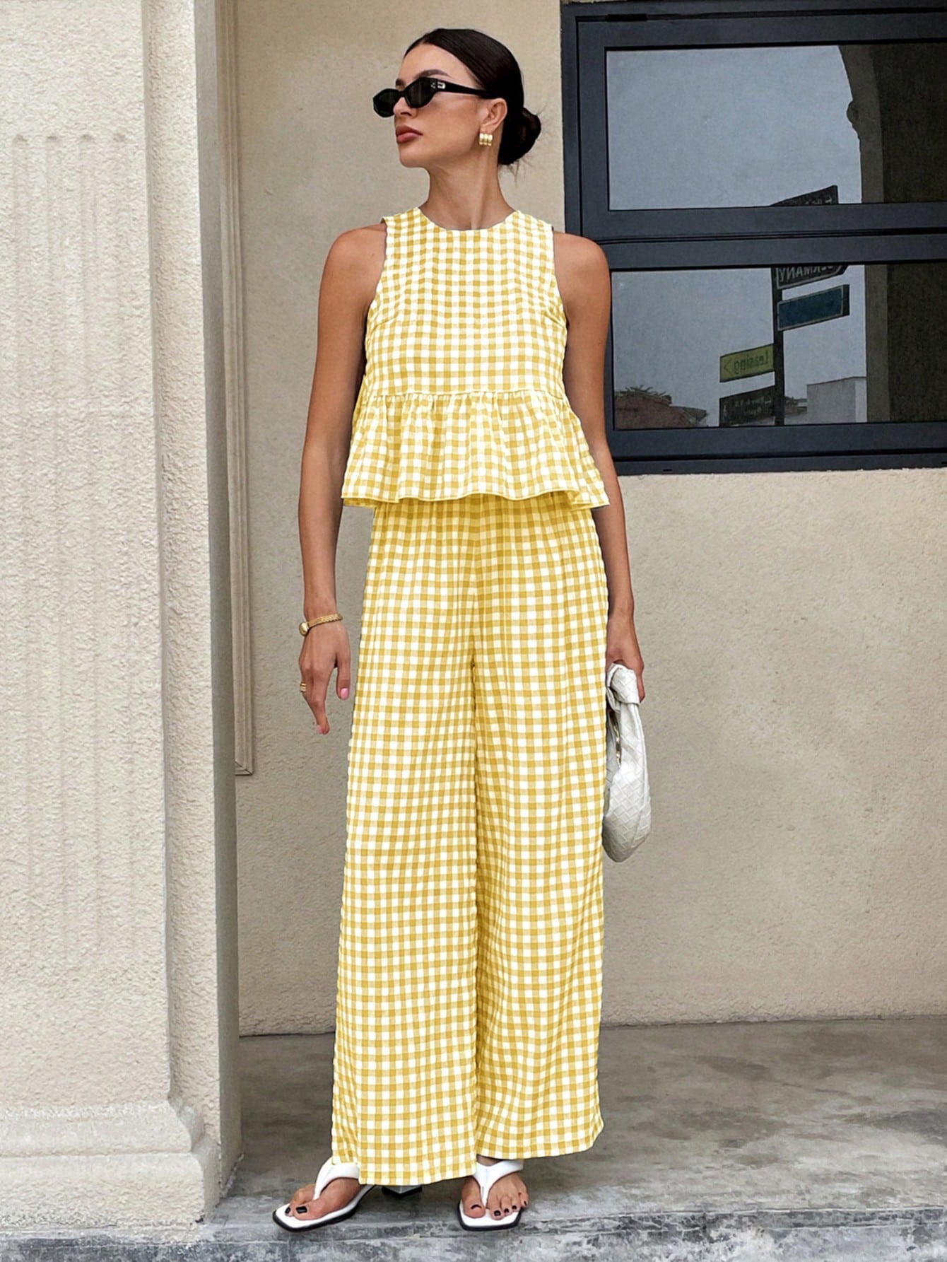 Conjunto de top sin mangas de cuello redondo con bajo de volantes y pantalón de pierna recta para mujer