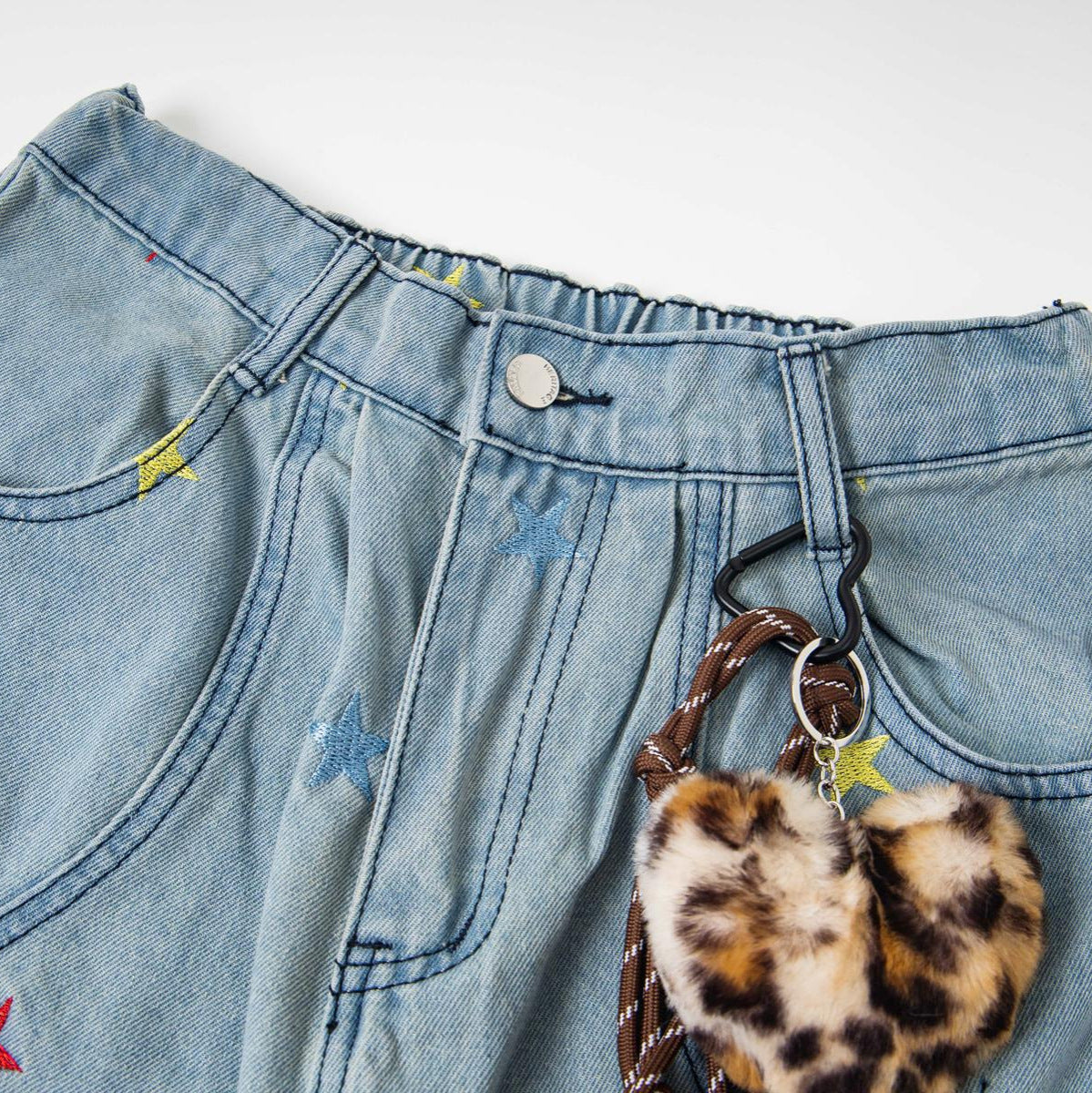 Embroidered curved knife jeans