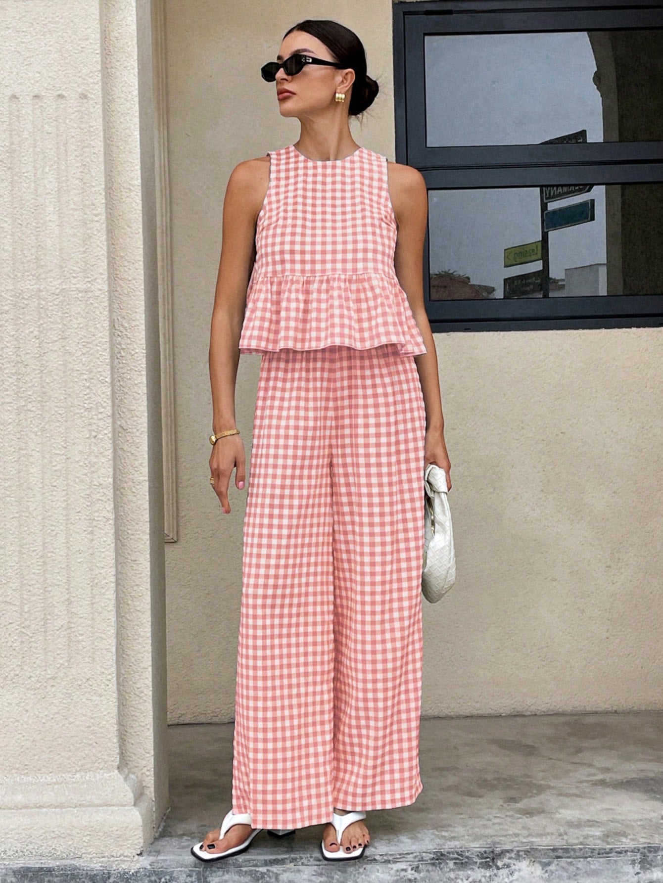 Conjunto de top sin mangas de cuello redondo con bajo de volantes y pantalón de pierna recta para mujer
