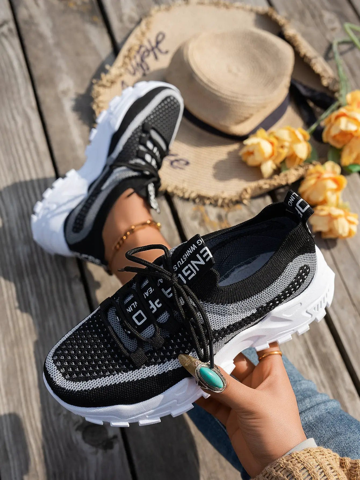 AdTec Flyknit mesh women's sneakers, black and white, breathable lace-up walking running shoes
