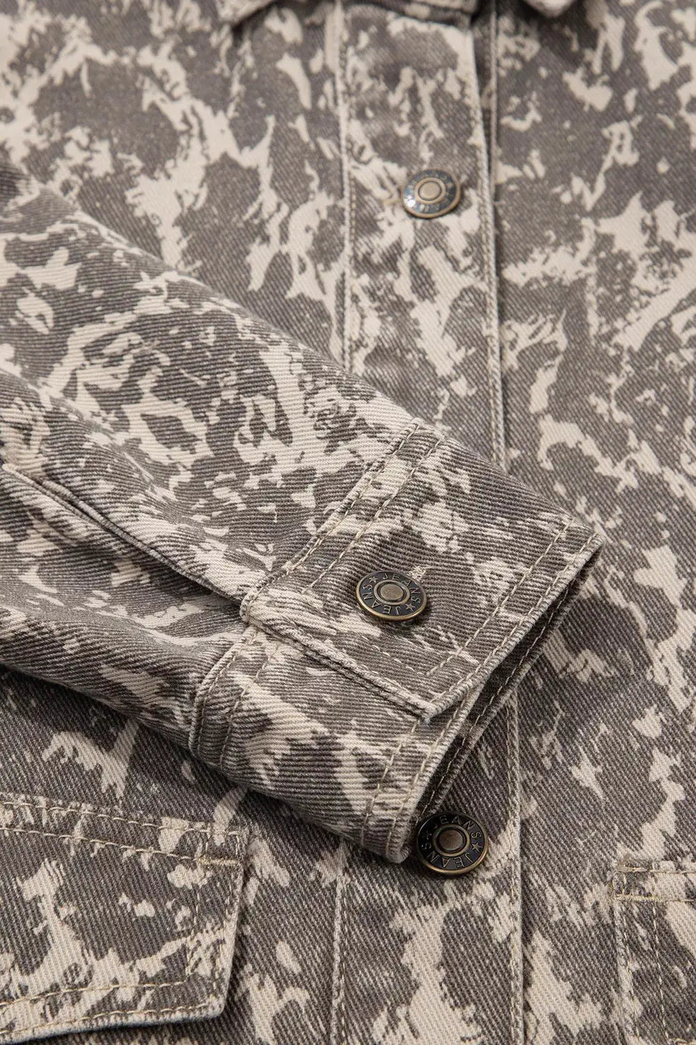 Abstract print long-sleeve denim jacket with raw hem in gray camouflage by Trendsi