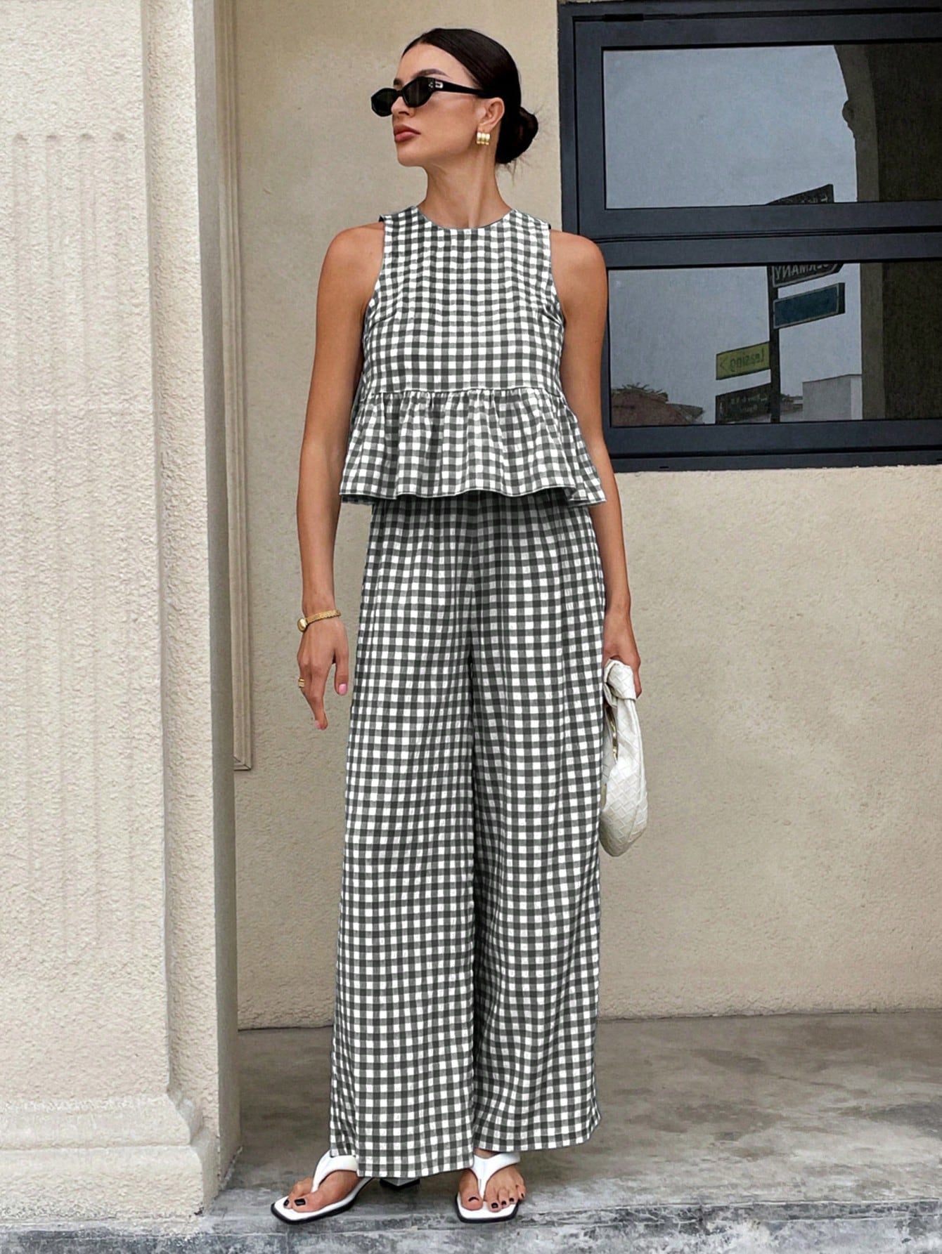 Conjunto de top sin mangas de cuello redondo con bajo de volantes y pantalón de pierna recta para mujer