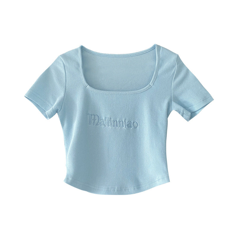 Body ajustado con bordado de letras vintage y cuello cuadrado