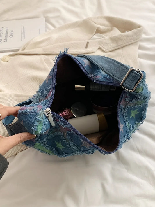 Bolso vaquero de hombro con dobladillo sin rematar