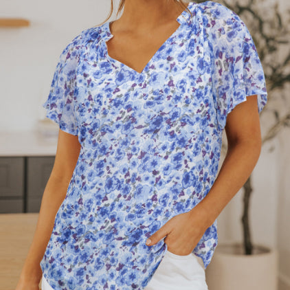Blusa de verano floral azul con cuello en V y manga con volantes
