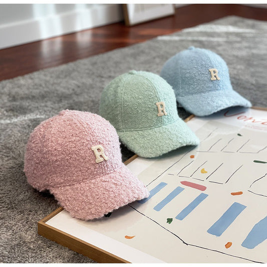 Gorra de béisbol gruesa de invierno con letra R grande de piel de cordero