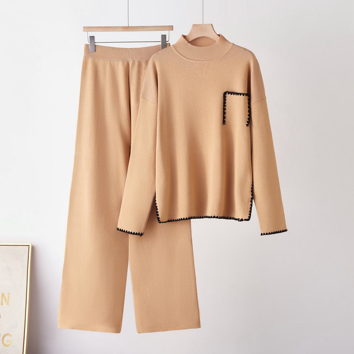 Rehaussez votre style quotidien avec cet ensemble deux pièces en maille sophistiqué.