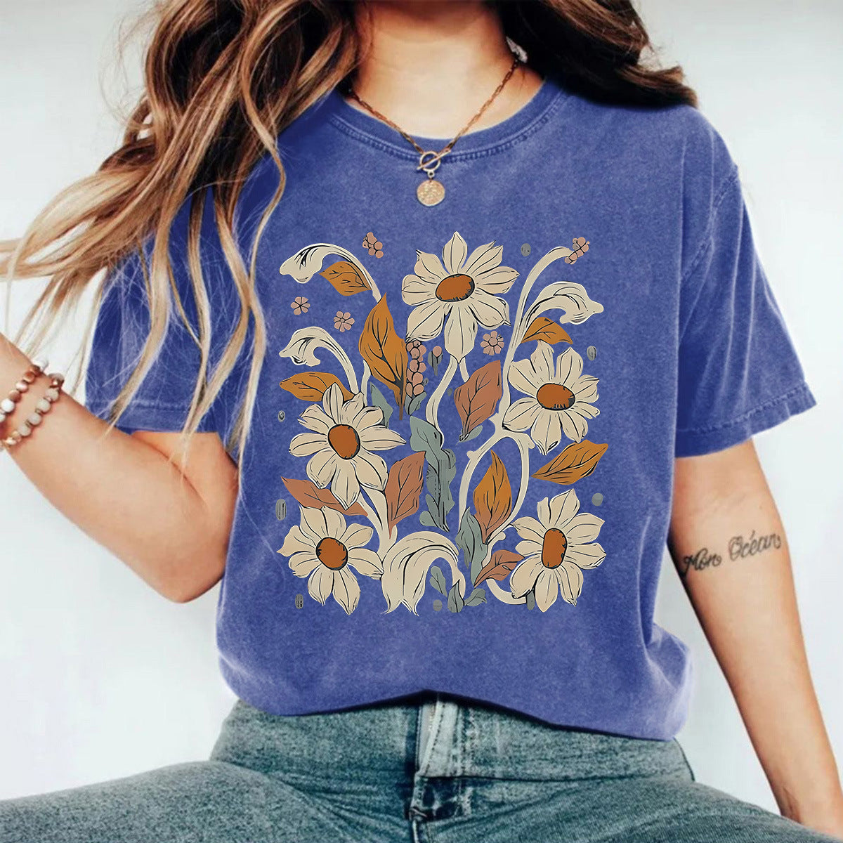 Camiseta lavada y usada con camiseta estampada