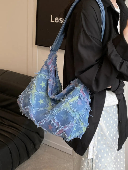 Bolso vaquero de hombro con dobladillo sin rematar