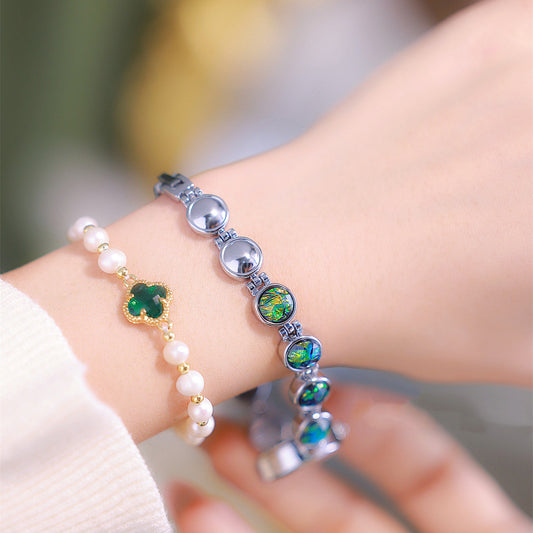 Fashion Peacock Temperament Women's Watch 2-piece bracelet set: iridescent stones and pearl bracelet with green clover charm