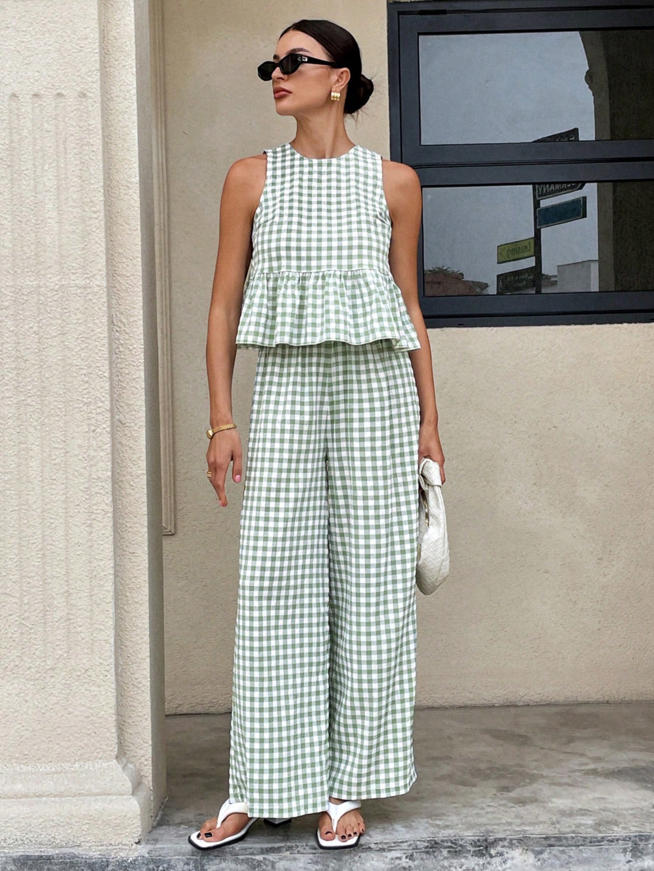 Conjunto de top sin mangas de cuello redondo con bajo de volantes y pantalón de pierna recta para mujer