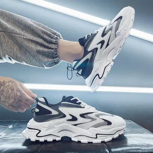 RunFlex™ atmungsaktive Mesh-Sneaker von PrimeCanada.Store, weiße Sneaker mit schwarzen Akzenten, Paar abgebildet.